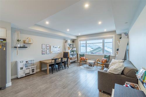 137-8800 Dallas Drive, Kamloops, BC - Indoor Photo Showing Living Room