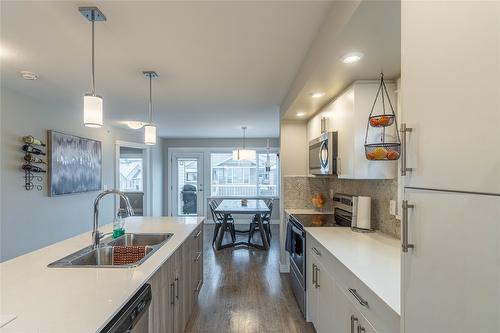 137-8800 Dallas Drive, Kamloops, BC - Indoor Photo Showing Kitchen With Double Sink With Upgraded Kitchen