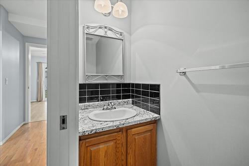 908 Vickers Court, Kelowna, BC - Indoor Photo Showing Bathroom