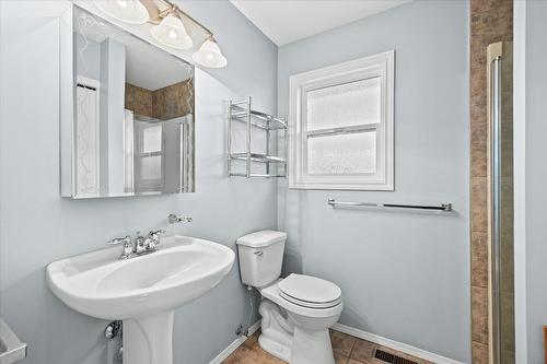 908 Vickers Court, Kelowna, BC - Indoor Photo Showing Bathroom