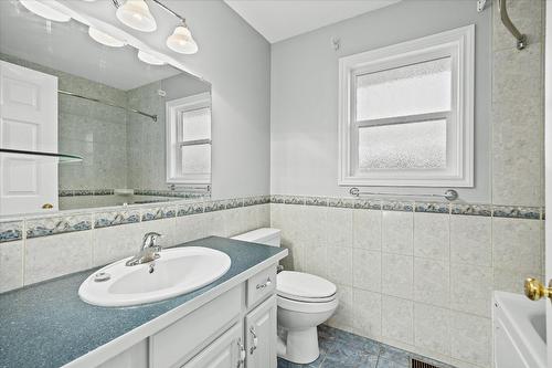 908 Vickers Court, Kelowna, BC - Indoor Photo Showing Bathroom