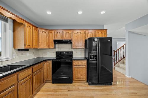 908 Vickers Court, Kelowna, BC - Indoor Photo Showing Kitchen