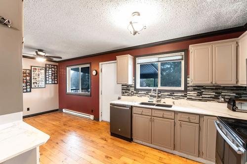 546 Mcwilliams Road, Kelowna, BC - Indoor Photo Showing Kitchen With Double Sink