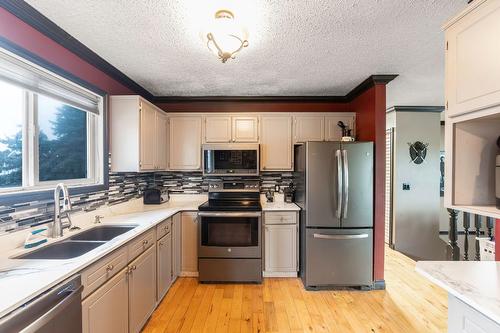 546 Mcwilliams Road, Kelowna, BC - Indoor Photo Showing Kitchen With Stainless Steel Kitchen With Double Sink