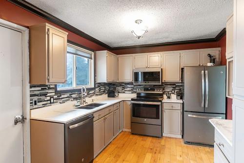 546 Mcwilliams Road, Kelowna, BC - Indoor Photo Showing Kitchen With Stainless Steel Kitchen With Double Sink