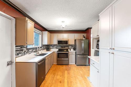 546 Mcwilliams Road, Kelowna, BC - Indoor Photo Showing Kitchen With Stainless Steel Kitchen With Double Sink