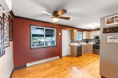 546 Mcwilliams Road, Kelowna, BC - Indoor Photo Showing Kitchen