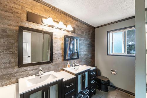 546 Mcwilliams Road, Kelowna, BC - Indoor Photo Showing Bathroom