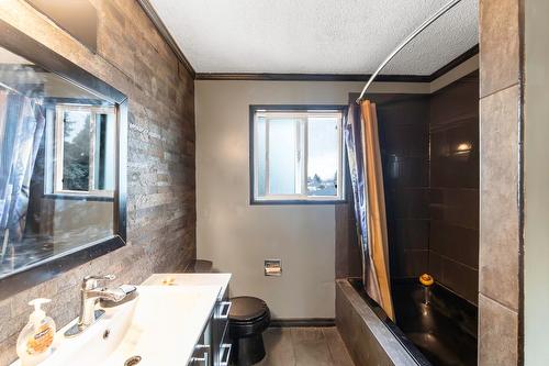 546 Mcwilliams Road, Kelowna, BC - Indoor Photo Showing Bathroom