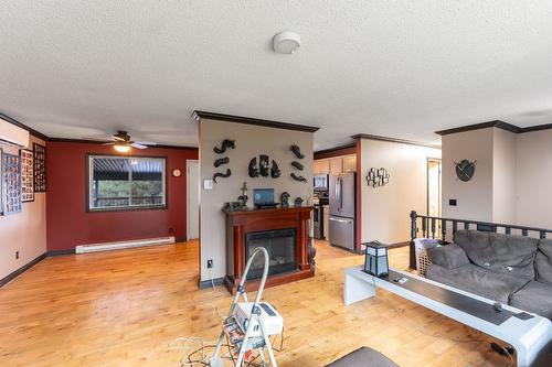 546 Mcwilliams Road, Kelowna, BC - Indoor With Fireplace