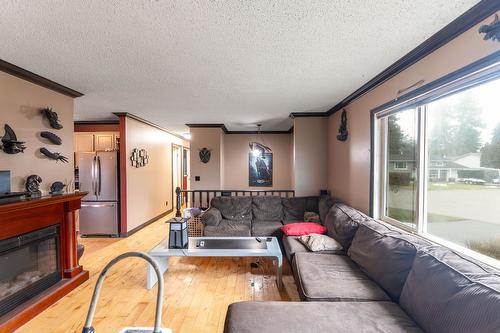 546 Mcwilliams Road, Kelowna, BC - Indoor Photo Showing Living Room With Fireplace