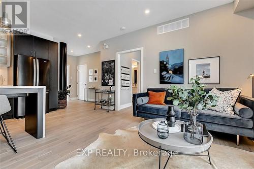 911 Mishi, Ottawa, ON - Indoor Photo Showing Living Room