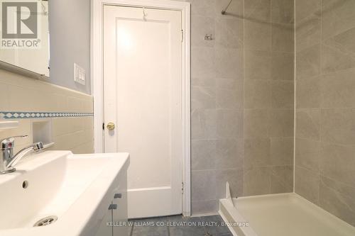 130 Sherman Avenue S, Hamilton, ON - Indoor Photo Showing Bathroom