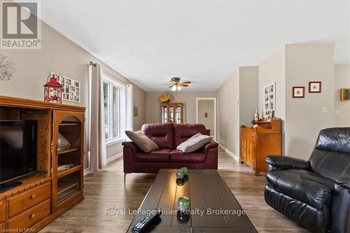 250 Stella Avenue, Southwest Middlesex (Glencoe), ON - Indoor Photo Showing Living Room