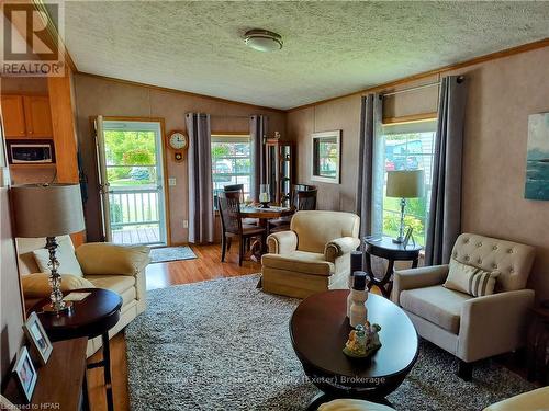 20 George Street, Strathroy-Caradoc (Se), ON - Indoor Photo Showing Living Room