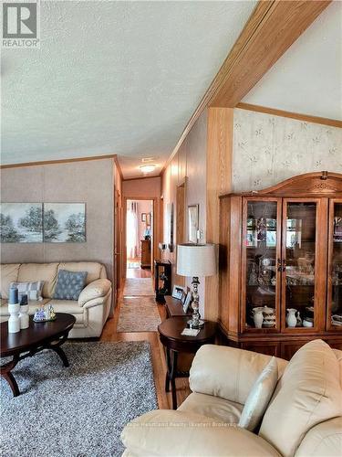 20 George Street, Strathroy-Caradoc (Se), ON - Indoor Photo Showing Living Room