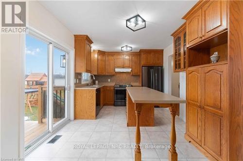 367 Brighton Avenue, Fort Erie (334 - Crescent Park), ON - Indoor Photo Showing Kitchen