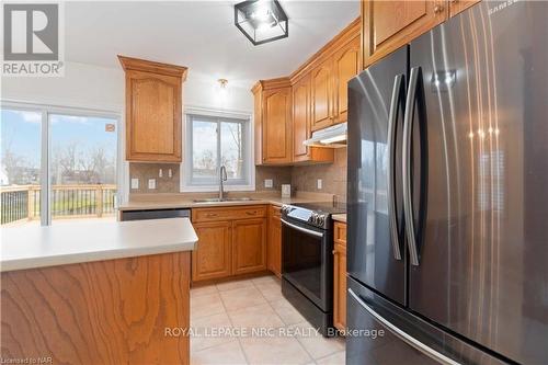 367 Brighton Avenue, Fort Erie (334 - Crescent Park), ON - Indoor Photo Showing Kitchen With Double Sink