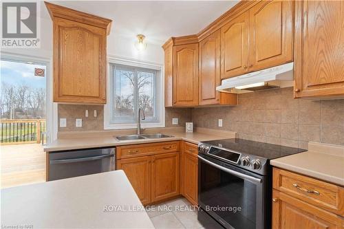 367 Brighton Avenue, Fort Erie (334 - Crescent Park), ON - Indoor Photo Showing Kitchen With Double Sink