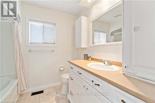 367 Brighton Avenue, Fort Erie (334 - Crescent Park), ON - Indoor Photo Showing Bathroom