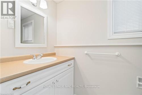 367 Brighton Avenue, Fort Erie (334 - Crescent Park), ON - Indoor Photo Showing Bathroom