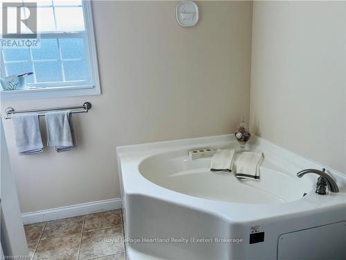 16 Lindsay Drive, Strathroy-Caradoc (Se), ON - Indoor Photo Showing Bathroom