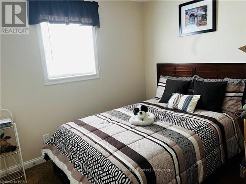 16 Lindsay Drive, Strathroy-Caradoc (Se), ON - Indoor Photo Showing Bedroom