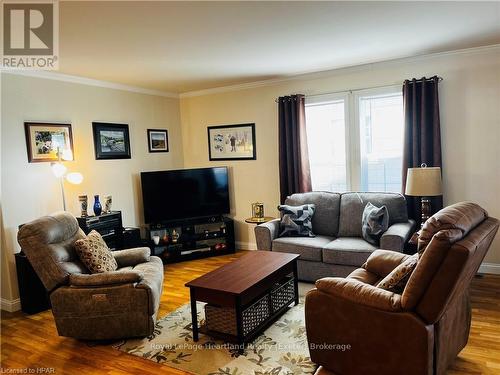 16 Lindsay Drive, Strathroy-Caradoc (Se), ON - Indoor Photo Showing Living Room