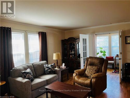 16 Lindsay Drive, Strathroy-Caradoc (Se), ON - Indoor Photo Showing Living Room