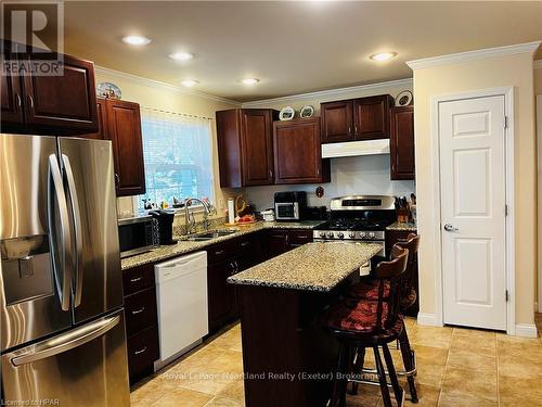 16 Lindsay Drive, Strathroy-Caradoc (Se), ON - Indoor Photo Showing Kitchen