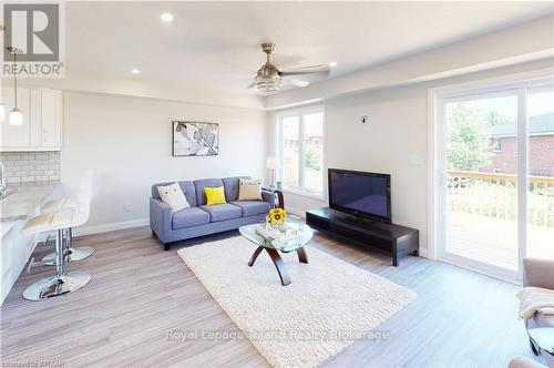 B - 135 Wimpole Street, West Perth (Mitchell), ON - Indoor Photo Showing Living Room