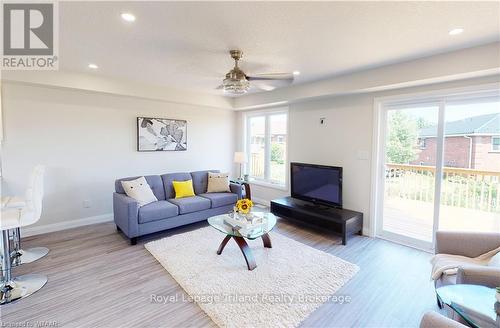 B - 135 Wimpole Street, West Perth (Mitchell), ON - Indoor Photo Showing Living Room