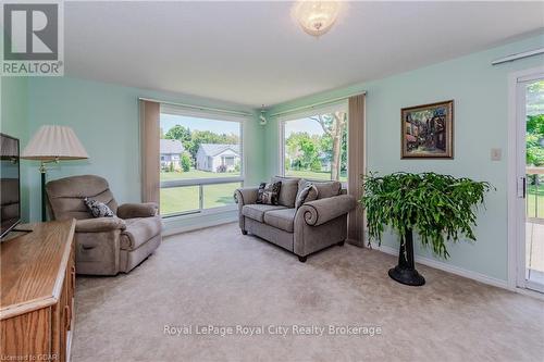 17 Sunshine Place, Wilmot, ON - Indoor Photo Showing Living Room