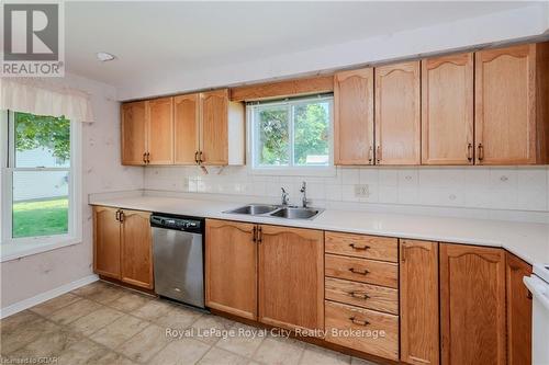 17 Sunshine Place, Wilmot, ON - Indoor Photo Showing Kitchen With Double Sink