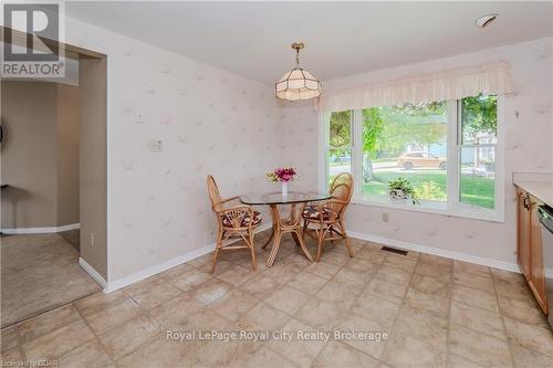 17 Sunshine Place, Wilmot, ON - Indoor Photo Showing Dining Room