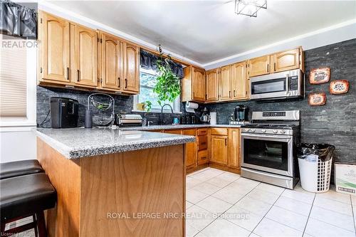 449 Bunting Road, St. Catharines (444 - Carlton/Bunting), ON - Indoor Photo Showing Kitchen