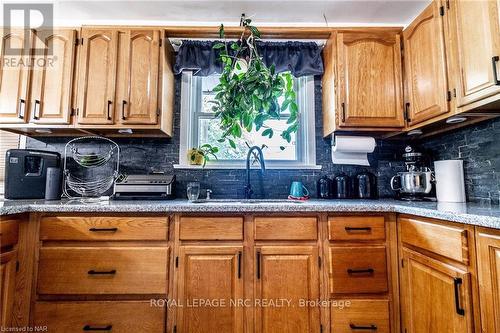 449 Bunting Road, St. Catharines (444 - Carlton/Bunting), ON - Indoor Photo Showing Kitchen