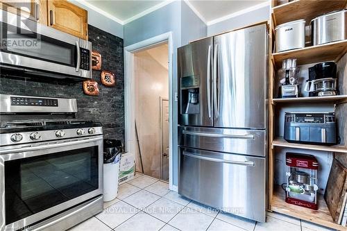 449 Bunting Road, St. Catharines (444 - Carlton/Bunting), ON - Indoor Photo Showing Kitchen With Stainless Steel Kitchen