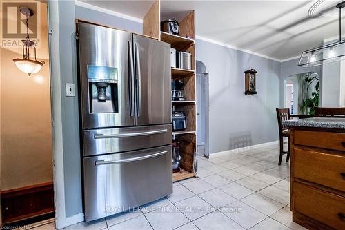 449 Bunting Road, St. Catharines (444 - Carlton/Bunting), ON - Indoor Photo Showing Kitchen