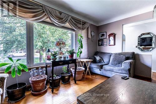 449 Bunting Road, St. Catharines (444 - Carlton/Bunting), ON - Indoor Photo Showing Living Room