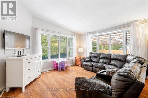 912 Mcdowell Road E, Norfolk (Green'S Corners), ON - Indoor Photo Showing Living Room