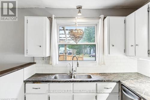 912 Mcdowell Road E, Norfolk (Green'S Corners), ON - Indoor Photo Showing Kitchen With Double Sink