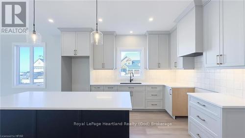 441 Coast Drive, Goderich (Goderich (Town)), ON - Indoor Photo Showing Kitchen With Upgraded Kitchen