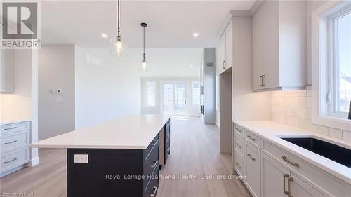 441 Coast Drive, Goderich (Goderich (Town)), ON - Indoor Photo Showing Kitchen With Upgraded Kitchen