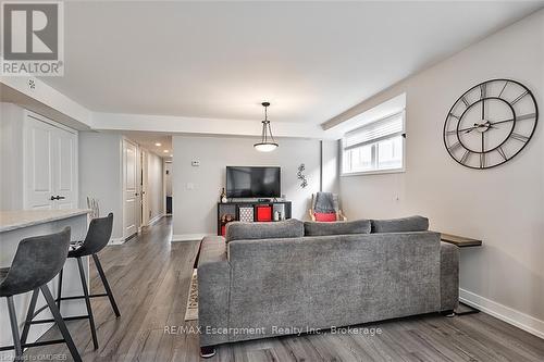 101 - 3058 Sixth Line, Oakville (1008 - Go Glenorchy), ON - Indoor Photo Showing Living Room