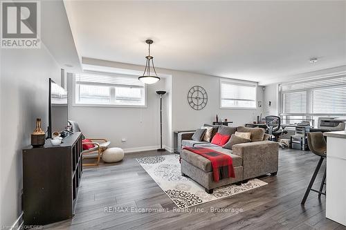 101 - 3058 Sixth Line, Oakville (1008 - Go Glenorchy), ON - Indoor Photo Showing Living Room