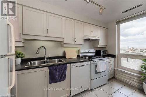 409 - 60 Old Mill Road, Oakville (1014 - Qe Queen Elizabeth), ON - Indoor Photo Showing Kitchen With Double Sink