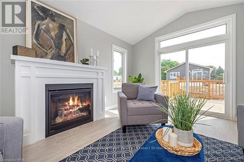 22 Blfs Vw Boulevard, Ashfield-Colborne-Wawanosh (Colborne), ON - Indoor Photo Showing Living Room With Fireplace