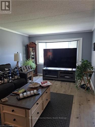 15 Velma Street, Strathroy-Caradoc (Se), ON - Indoor Photo Showing Living Room