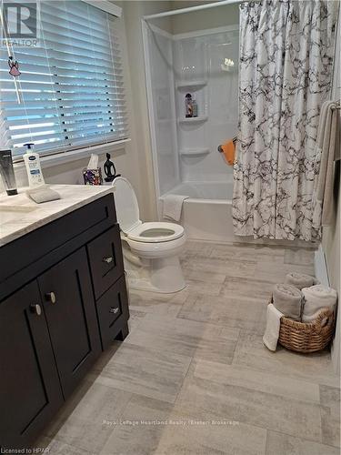 15 Velma Street, Strathroy-Caradoc (Se), ON - Indoor Photo Showing Bathroom